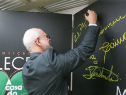 Coordenador do Malce, Paulo Roberto Nunes, assinando no Mural de Assinaturas